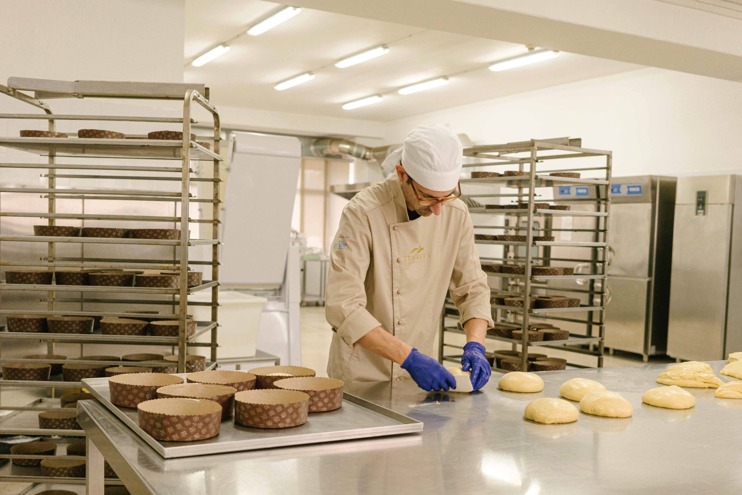 Un pasticcere Tenerità lavora gli impasti nel laboratorio